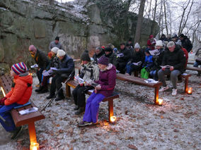 Waldadvent in der Fatima-Grotte (Foto: Karl-Franz Thiede)